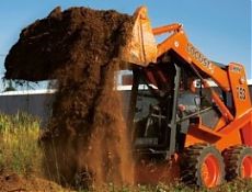 Не только паллеты: задачи для мини-погрузчика вне склада 