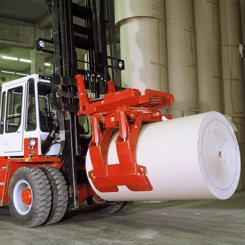  Техника оснащается кареткой бокового смещения, ротаторами, захватами для рулонов, удлинителями вил