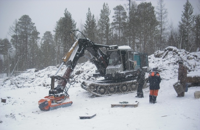 Мульчер на экскаватор в работе зимой
