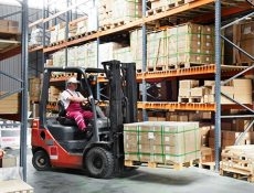 Безопасность при работе со складской техникой Безопасность при работе со складской техникой