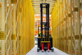 Вилочный погрузчик для склада с узкими проходами