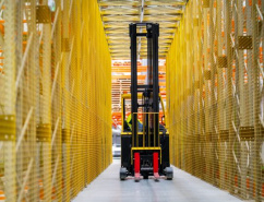 Вилочный погрузчик для склада с узкими проходами