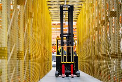 Вилочный погрузчик для склада с узкими проходами